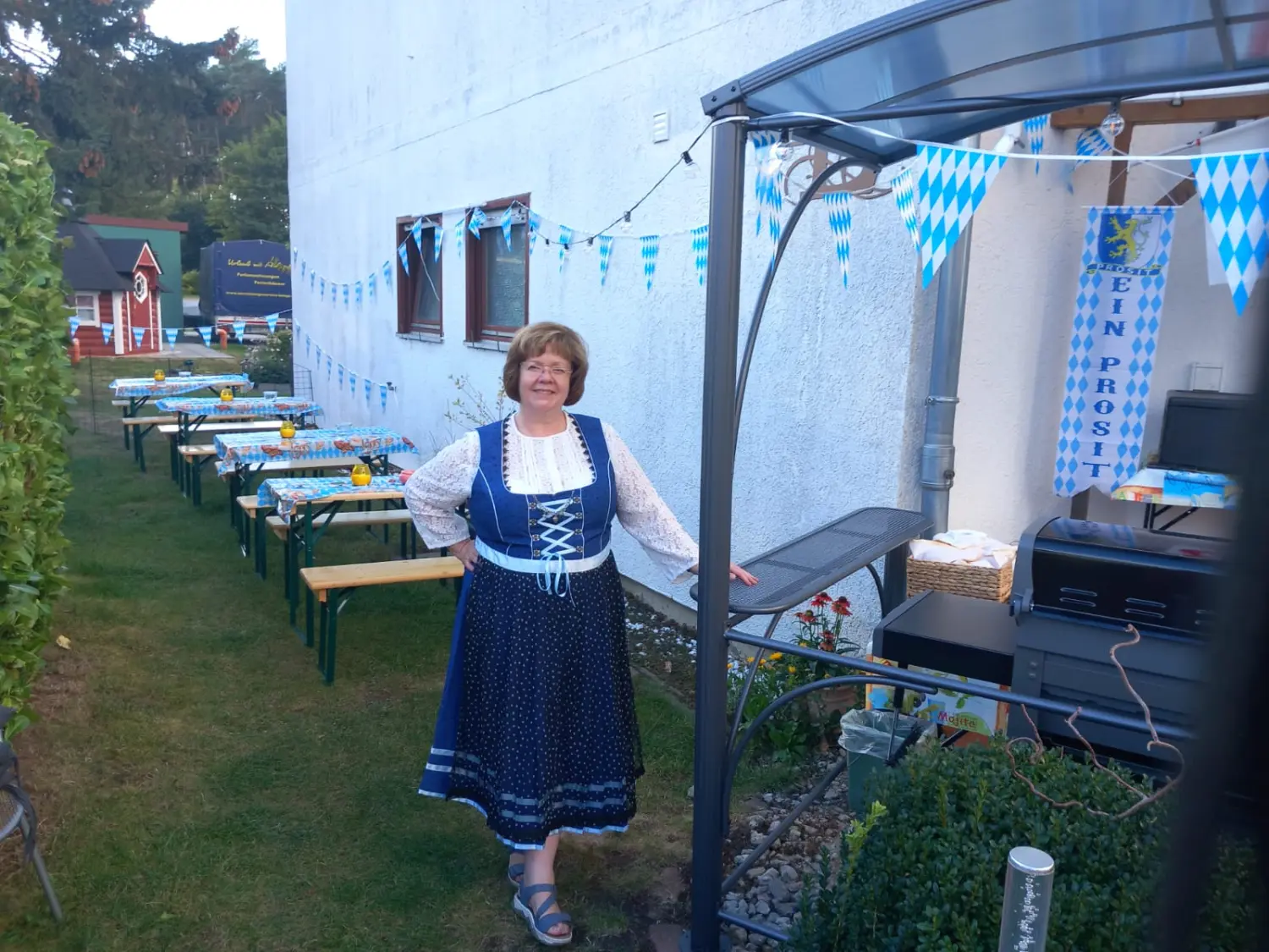 Frau - Garten-Café Tannenweg - Oktoberfest 2024 von Garten-Café Tannenweg