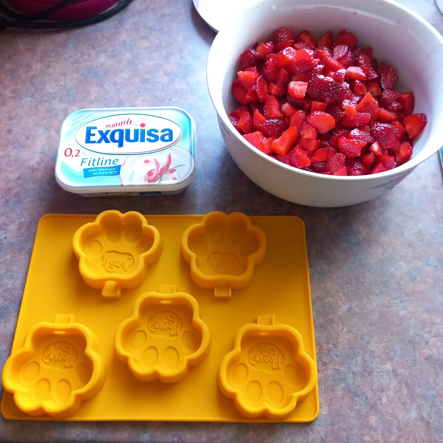 Garten-Café Tannenweg , Manfred Leisge ,  Katrin Leisge, Poseritz, Rügen Island, Futter für Hunde von Garten-Café Tannenweg