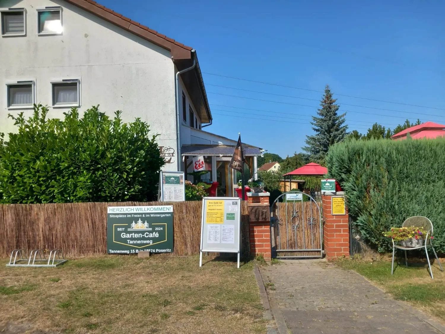 Garten-Café Tannenweg , Manfred Leisge ,  Katrin Leisge, Poseritz, Rügen Island, Futter für Hunde von Garten-Café Tannenweg