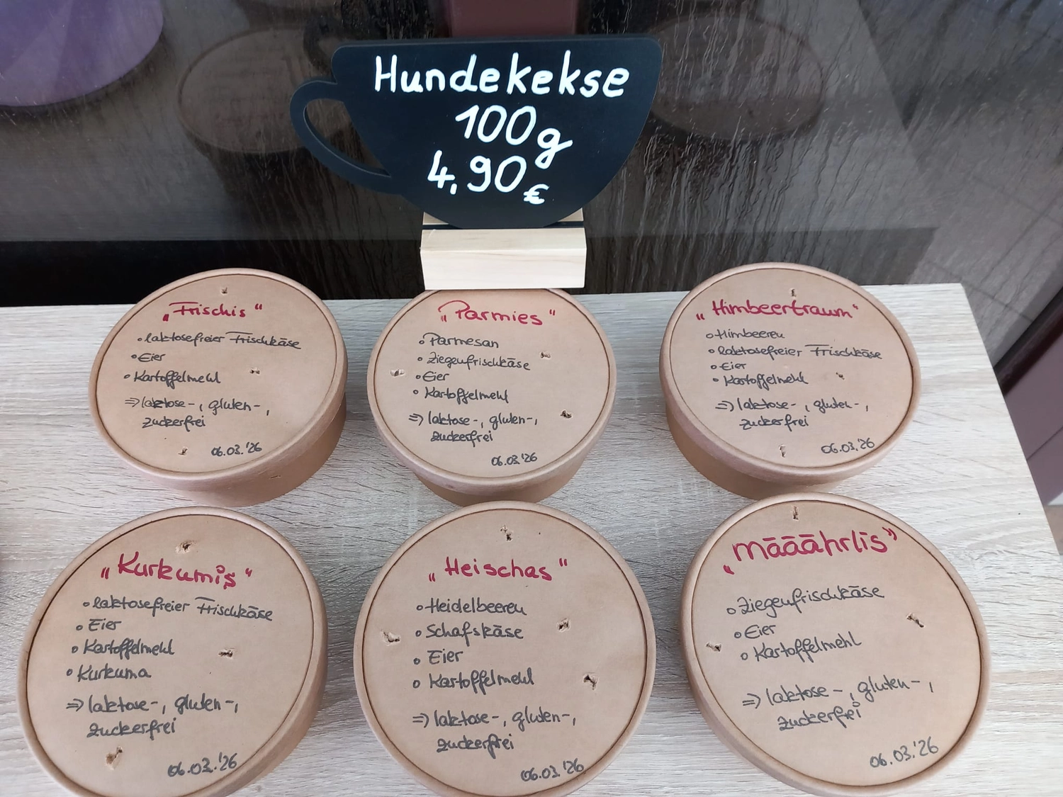 Garten-Café Tannenweg , Manfred Leisge ,  Katrin Leisge, Poseritz, Rügen Island, Futter für Hunde von Garten-Café Tannenweg